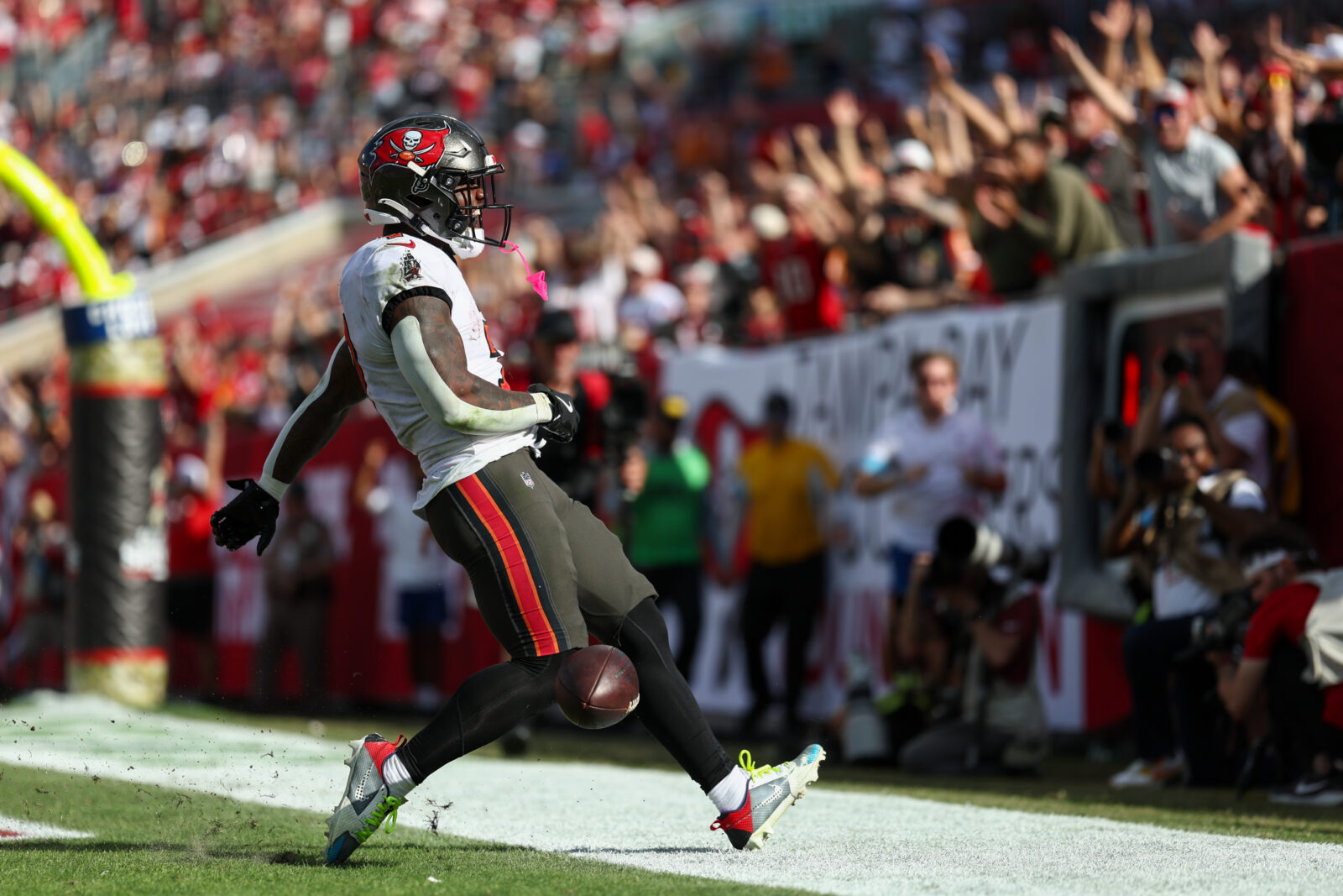 Nov 10, 2024; Tampa, Florida, USA; Tampa Bay Buccaneers running back Bucky Irving (7) scores a touchdown against the San Francisco 49ers in the fourth quarter at Raymond James Stadium.