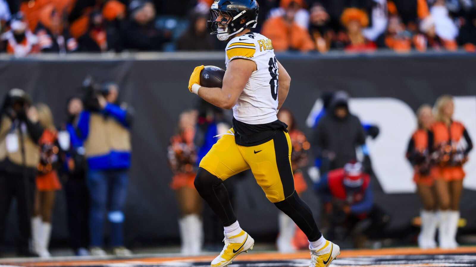 Dec 1, 2024; Cincinnati, Ohio, USA; Pittsburgh Steelers tight end Pat Freiermuth (88) runs the ball in for a touchdown against the Cincinnati Bengals in the second half at Paycor Stadium.
