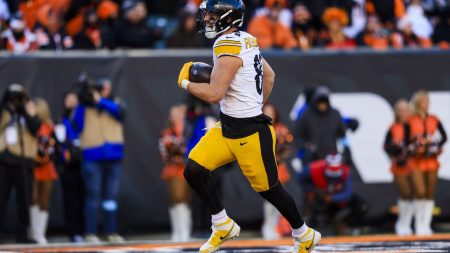 Dec 1, 2024; Cincinnati, Ohio, USA; Pittsburgh Steelers tight end Pat Freiermuth (88) runs the ball in for a touchdown against the Cincinnati Bengals in the second half at Paycor Stadium.