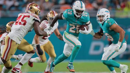 Miami Dolphins running back De'Von Achane (28) runs with the football against the San Francisco 49ers during the fourth quarter at Hard Rock Stadium.