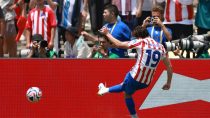 Jun 23, 2025; Pasadena, California, USA; Atletico De Madrid forward Julian Alvarez (19) kicks the ball against Botafogo during a group stage match of the 2025 FIFA Club World Cup at Rose Bowl Stadium.