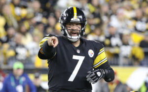 Steelers quarterback Ben Roethlisberger points toward a teammate before a play 