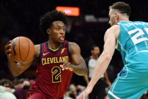 Cleveland Cavaliers guard Collin Sexton drives to the basket against Charlotte Hornets forward Gordon Hayward