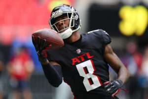 Atlanta Falcons tight end Kyle Pitts makes a one-handed catch during a game