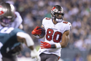 O.J. Howard #80 of the Tampa Bay Buccaneers runs with the ball against the Philadelphia Eagles at Lincoln Financial Field on October 14, 2021 in Philadelphia, Pennsylvania