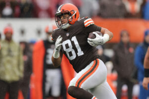 Austin Hooper #81 of the Cleveland Browns plays against the Detroit Lions at FirstEnergy Stadium on November 21, 2021 in Cleveland, Ohio. 