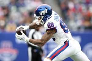 Evan Engram #88 of the New York Giants catches a pass against the Philadelphia Eagles in the first quarter at MetLife Stadium on November 28, 2021 in East Rutherford, New Jersey.