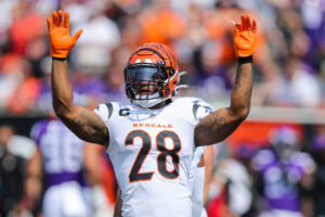 Cincinnati Bengals running back Joe Mixon throws his arms up in celebration