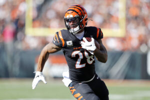 Cincinnati Bengals running back Joe Mixon (28) runs in for the touchdown during the first quarter against the Cleveland Browns at Paul Brown Stadium.