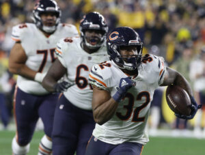 Chicago Bears running back David Montgomery (32) runs the ball against the Pittsburgh Steelers while two offensive lineman teammates following behind