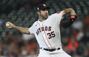 Houston Astros starting pitcher Justin Verlander (35) pitches against the Seattle Mariners in the first inning at Minute Maid Park.