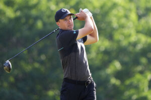 Jordan Spieth plays his shot from the eighth tee during the second round of the U.S. Open golf tournament.