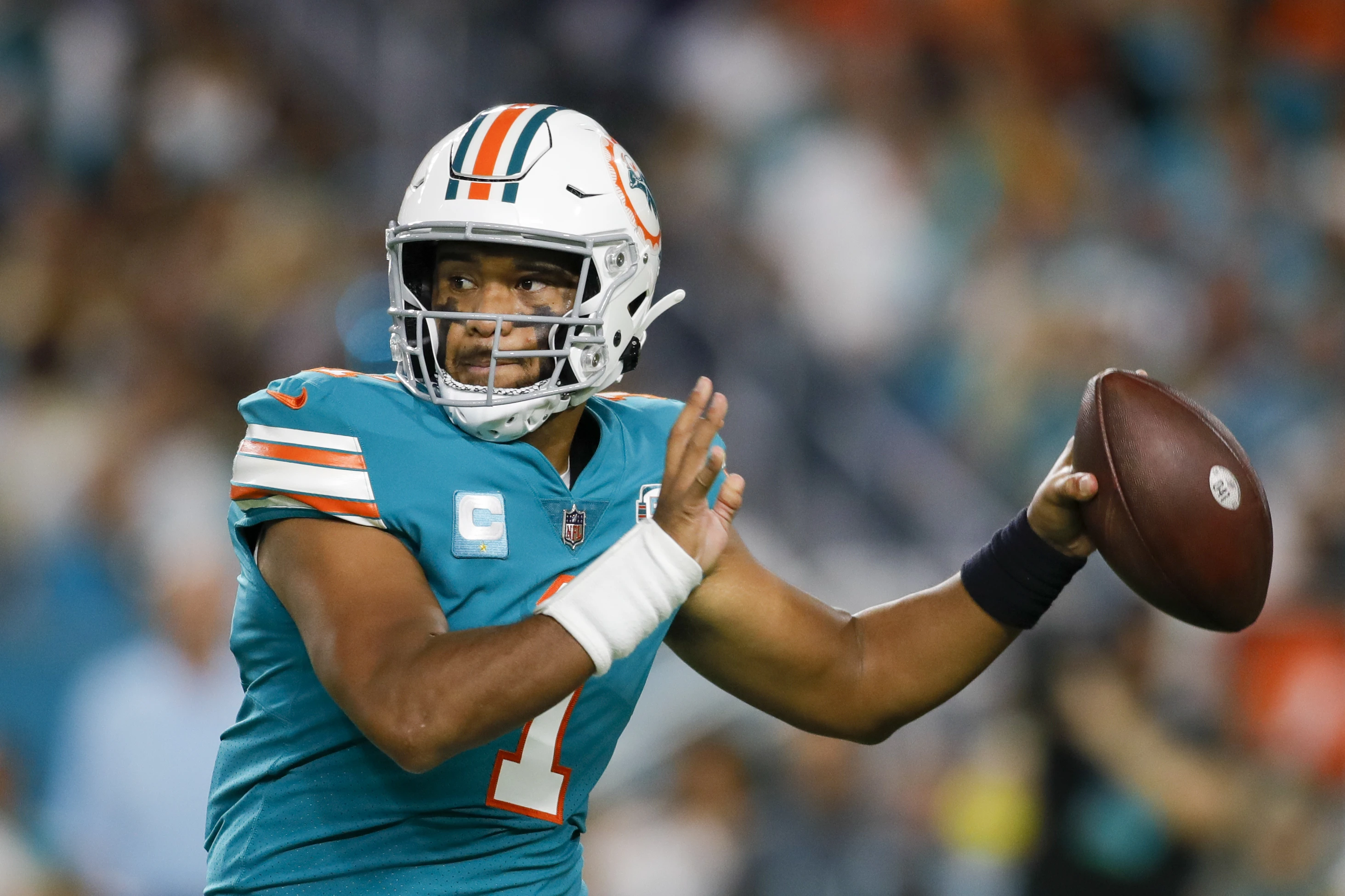 Mostert runs for 2 TDs, Tagovailoa throws for another as Dolphins hold off  Patriots 24-17 – KXAN Austin
