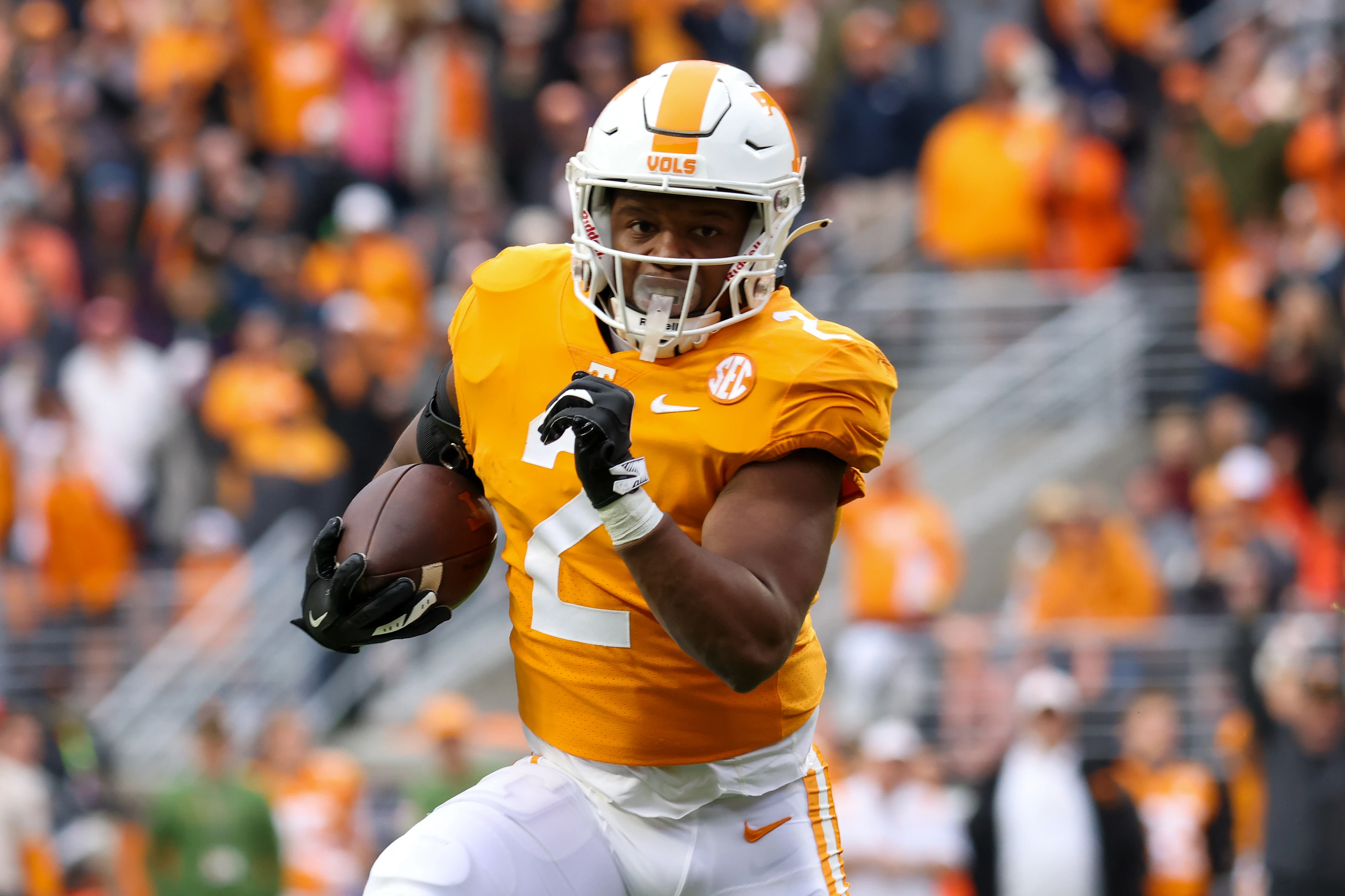 Tennessee Volunteers running back Jabari Small (2) runs for a touchdown against the Missouri Tigers during the first half at Neyland Stadium.