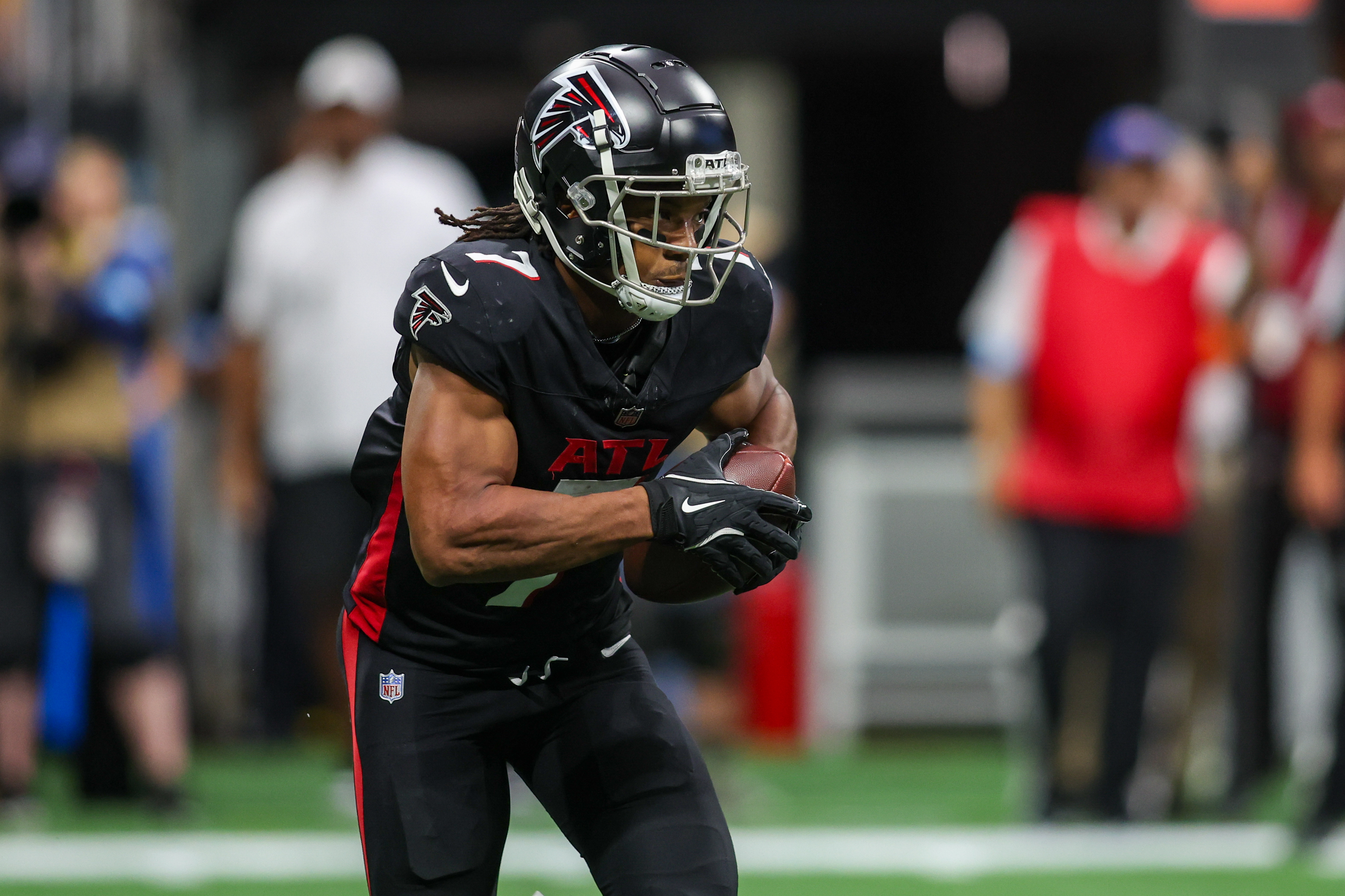 Sep 8, 2024; Atlanta, Georgia, USA; Atlanta Falcons running back Bijan Robinson (7) runs the ball against the Pittsburgh Steelers in the second quarter at Mercedes-Benz Stadium.