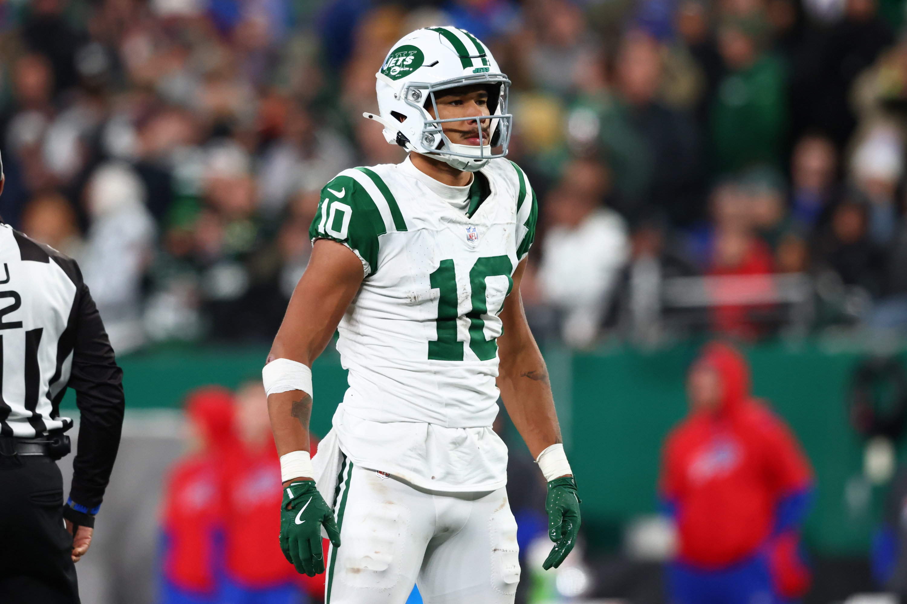 Oct 14, 2024; East Rutherford, New Jersey, USA; New York Jets wide receiver Allen Lazard (10) reacts after catching a pass for a first down against the Buffalo Bills during the second half at MetLife Stadium.